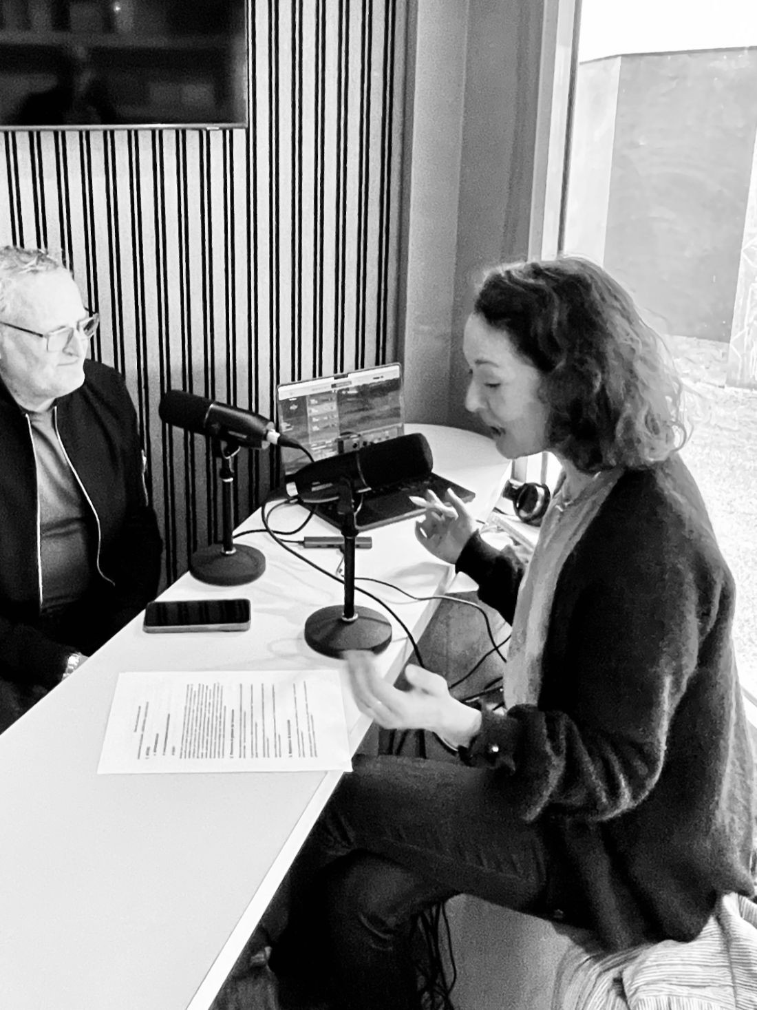 Allison en enregistrement du podcast avec un invité