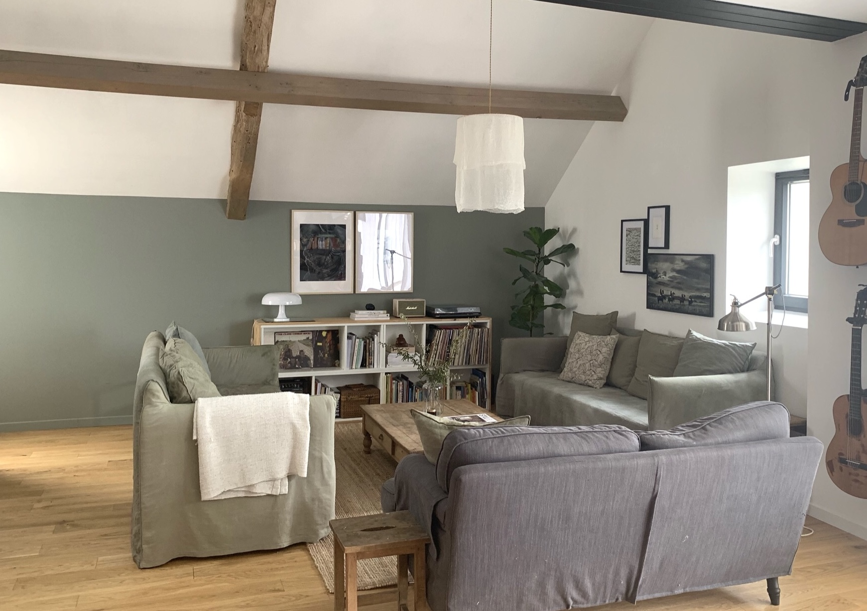 Salon rénové sous charpente